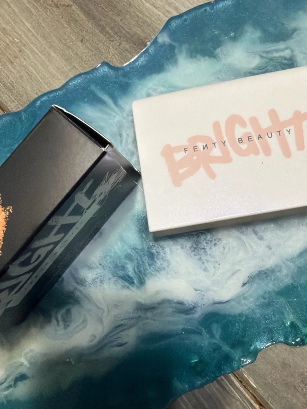 Fenty Beauty Compact bright fix with blurring effect in peach